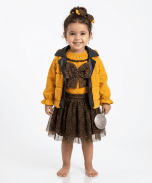 Look Tendance : L'Ensemble Chic et Confortable pour Petite Fille (Sweat, Jupe & Gilet).